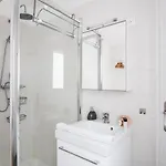 Small Functional & Quiet With Courtyard * ליל