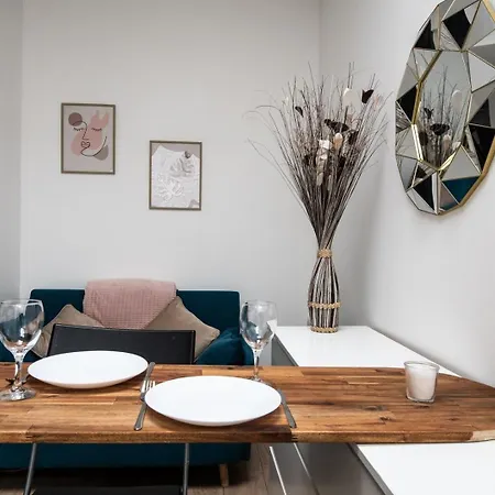 Small Functional & Quiet With Courtyard Apartamento *